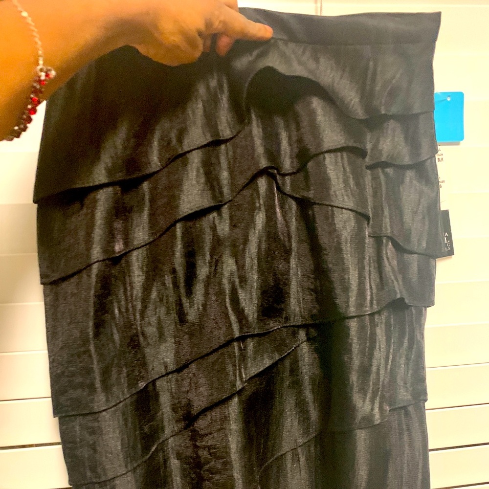 Adrianna Papell style 
Black Tred Shimmer Skirt
Size 6
71% Rayon 
18 % Polyester